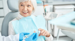 Descoperă cum putem simplifica tratamentul și transforma zâmbetele pacienților cu implanturi dentare cu încărcare imediată. Află mai multe acum!