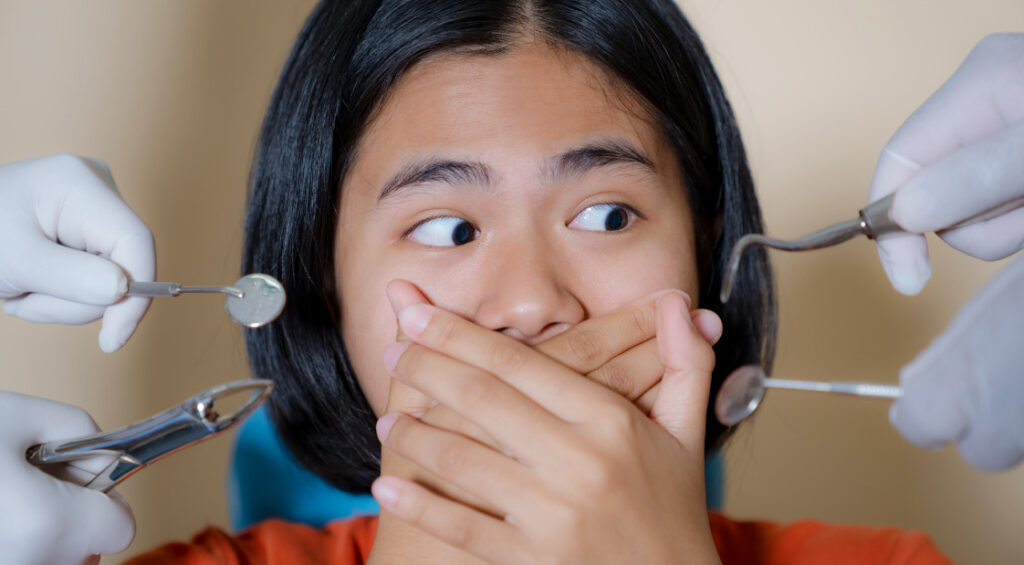 Descoperă sfaturile noastre pentru a-ți reduce anxietatea la consultațiile stomatologice. Lasă-ne să îți arătăm cum poți avea o experiență mai relaxantă!